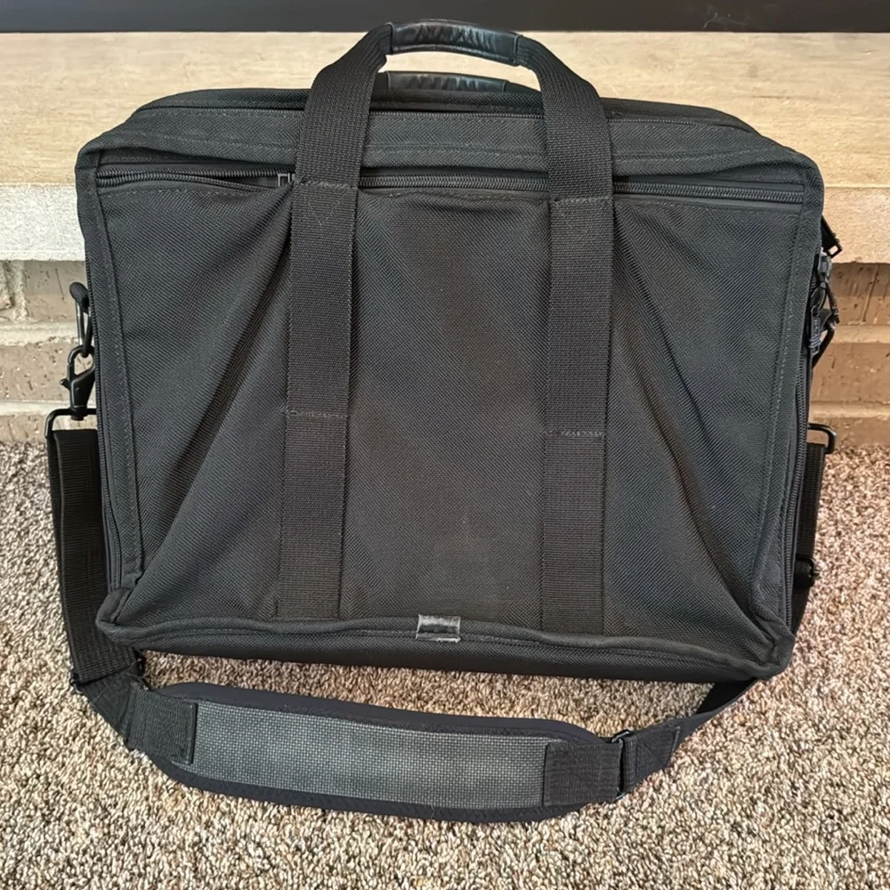 Tumi mens black canvas Muilti pocket messenger bag w/ shoulder strap EUC